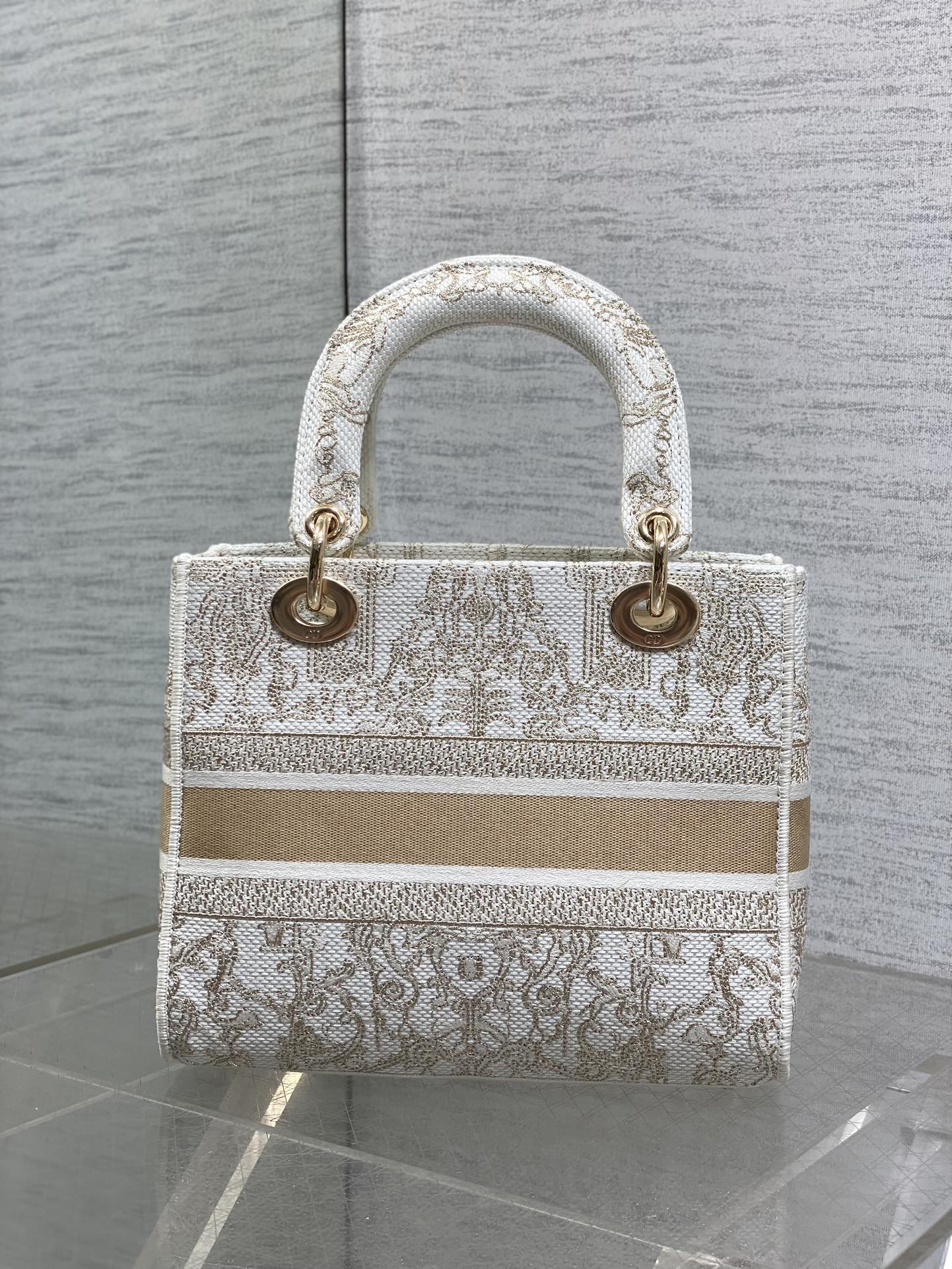 Dior高仿Lady Dior帆布刺繡手提包米白色設計感女款優雅造型| 11 Dior高仿Lady Dior帆布刺繡手提包米白色設計感女款優雅造型