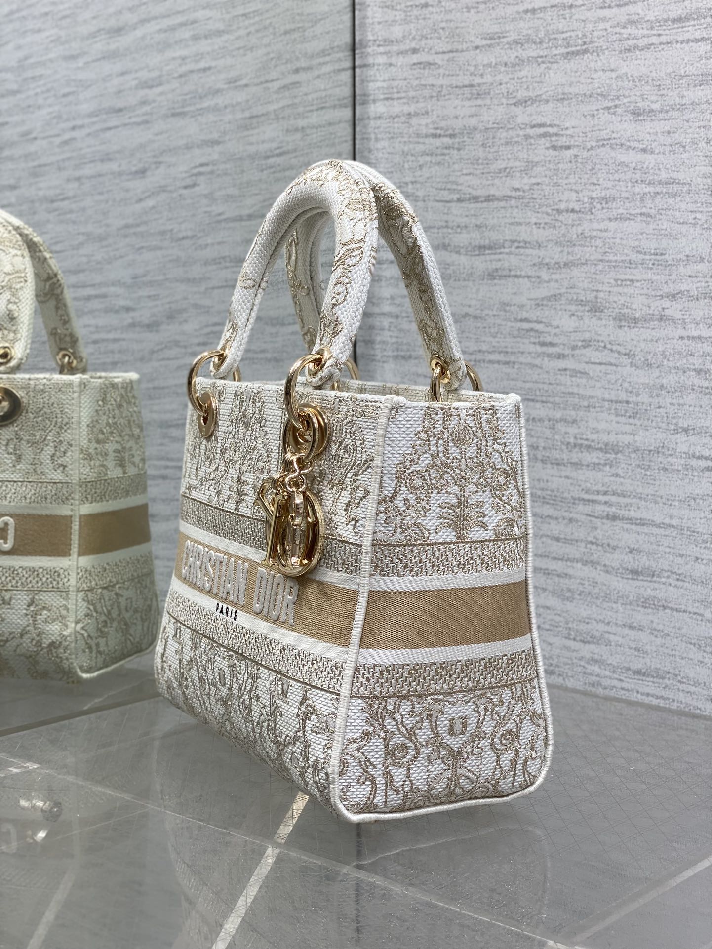 Dior高仿Lady Dior帆布刺繡手提包米白色設計感女款優雅造型| 10 Dior高仿Lady Dior帆布刺繡手提包米白色設計感女款優雅造型