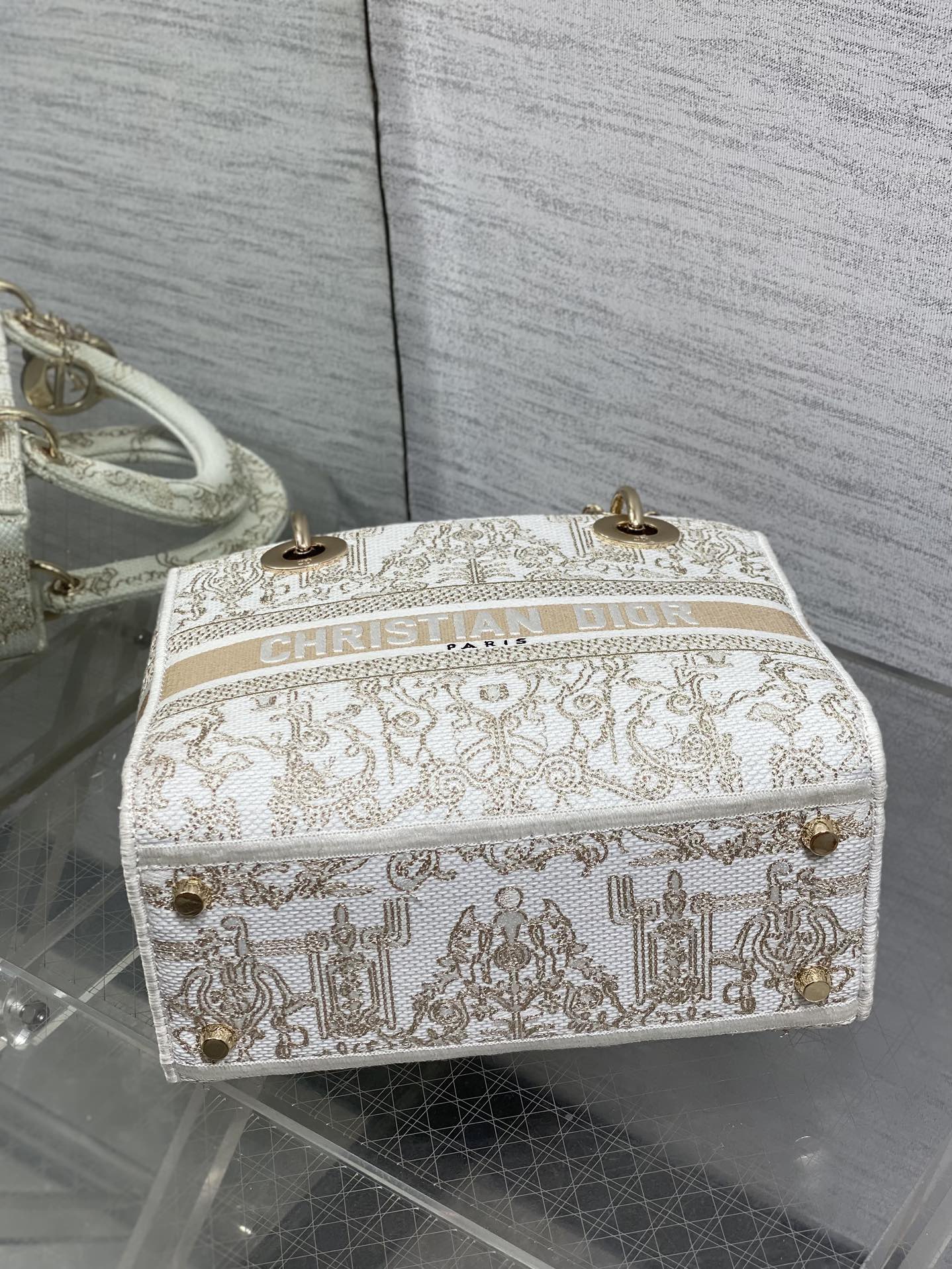 Dior高仿Lady Dior帆布刺繡手提包米白色設計感女款優雅造型| 9 Dior高仿Lady Dior帆布刺繡手提包米白色設計感女款優雅造型