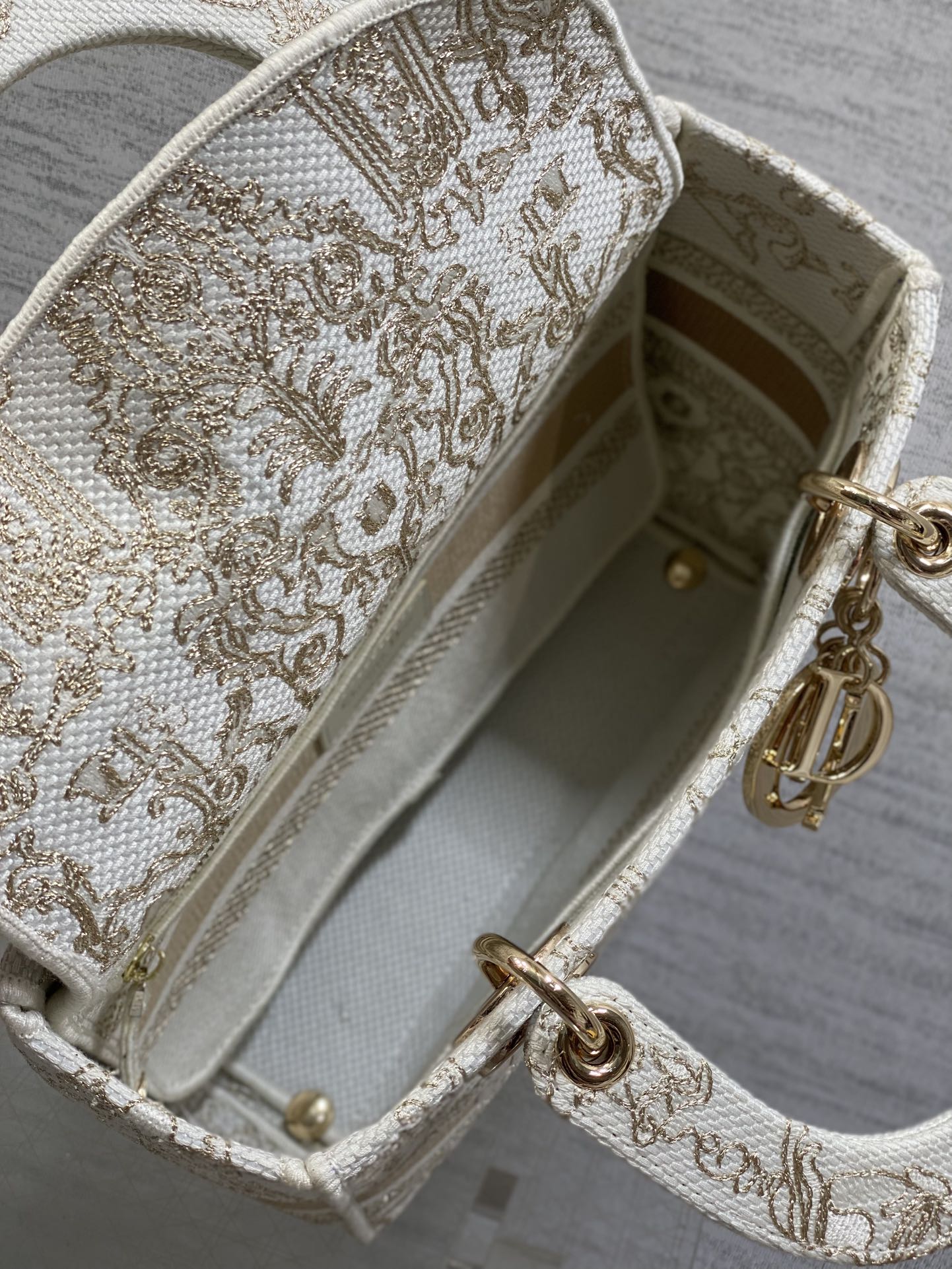 Dior高仿Lady Dior帆布刺繡手提包米白色設計感女款優雅造型| 8 Dior高仿Lady Dior帆布刺繡手提包米白色設計感女款優雅造型
