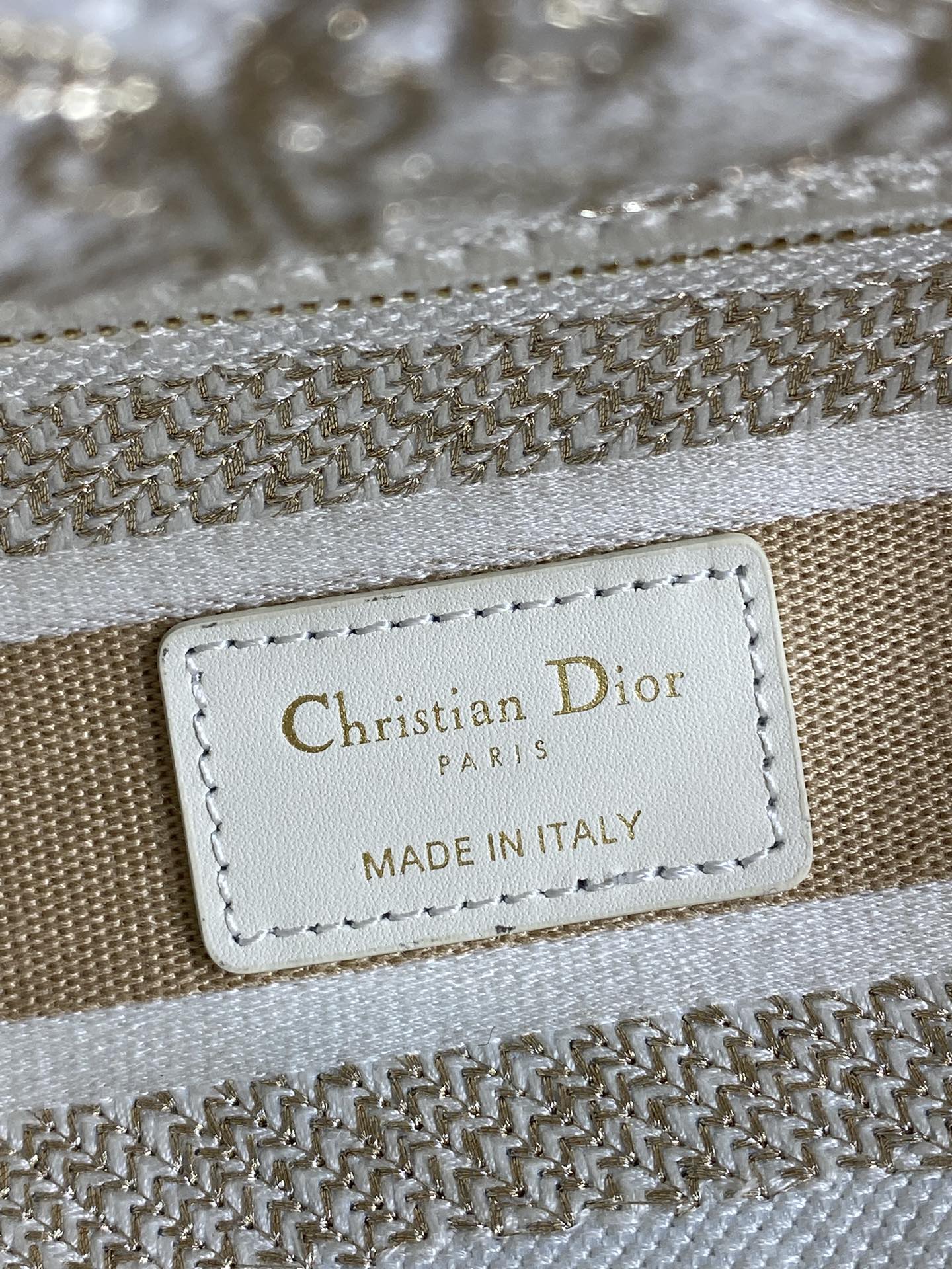 Dior高仿Lady Dior帆布刺繡手提包米白色設計感女款優雅造型| 7 Dior高仿Lady Dior帆布刺繡手提包米白色設計感女款優雅造型