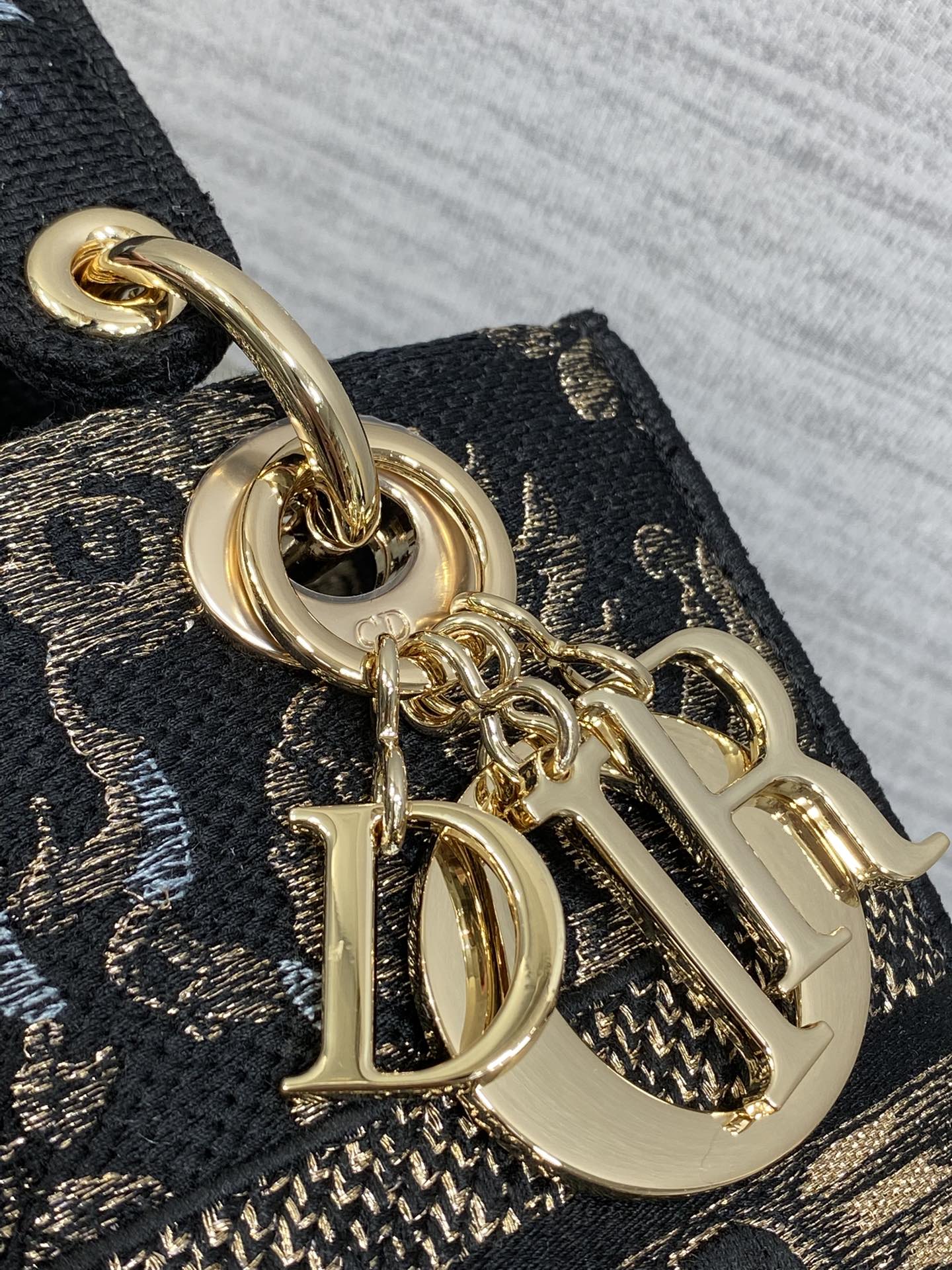 Dior高仿黑金刺繡Lady Dior手提包奢華感女款氣場單品| 13 Dior高仿黑金刺繡Lady Dior手提包奢華感女款氣場單品