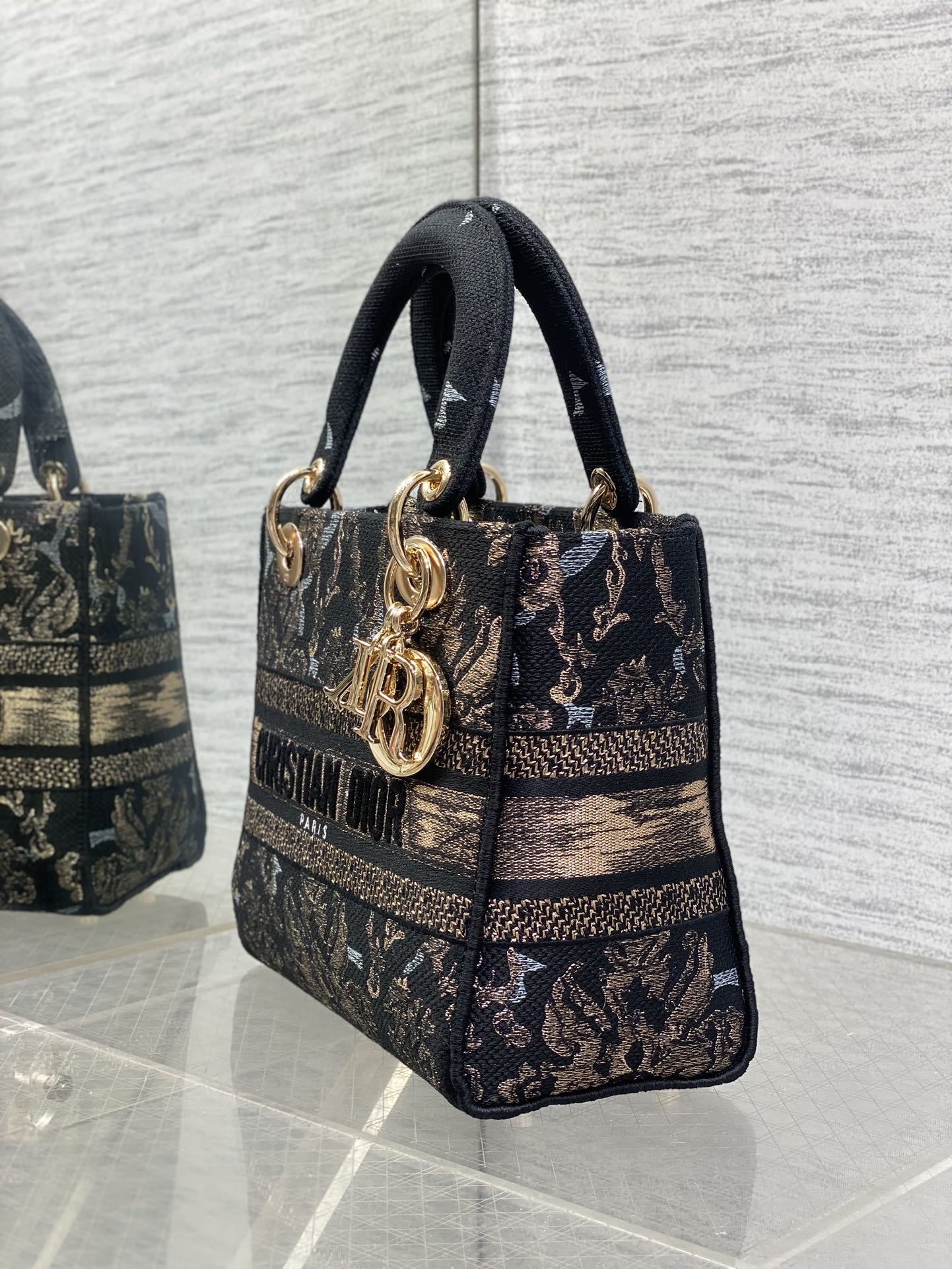 Dior高仿黑金刺繡Lady Dior手提包奢華感女款氣場單品| 10 Dior高仿黑金刺繡Lady Dior手提包奢華感女款氣場單品