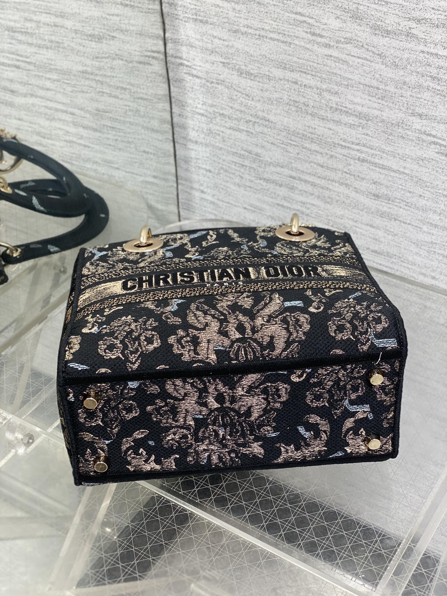 Dior高仿黑金刺繡Lady Dior手提包奢華感女款氣場單品| 9 Dior高仿黑金刺繡Lady Dior手提包奢華感女款氣場單品