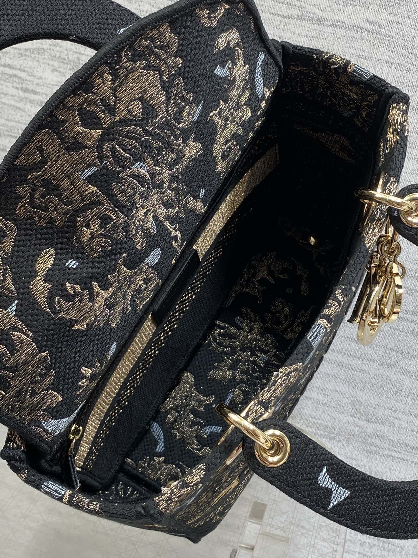 Dior高仿黑金刺繡Lady Dior手提包奢華感女款氣場單品| 8 Dior高仿黑金刺繡Lady Dior手提包奢華感女款氣場單品