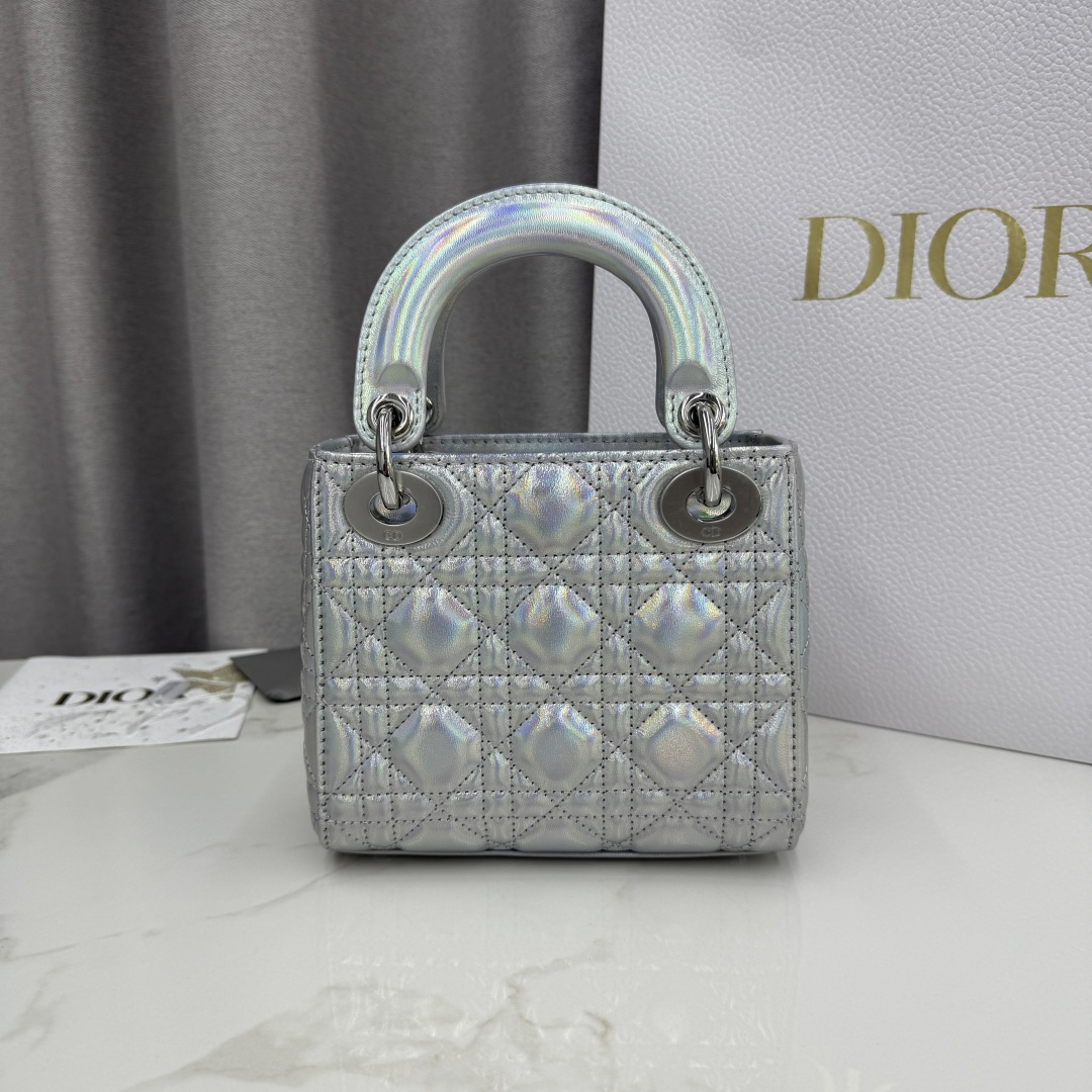Dior高仿迷你Lady Dior銀色亮面女用手提包2026春夏新作| 13 Dior高仿迷你Lady Dior銀色亮面女用手提包2026春夏新作