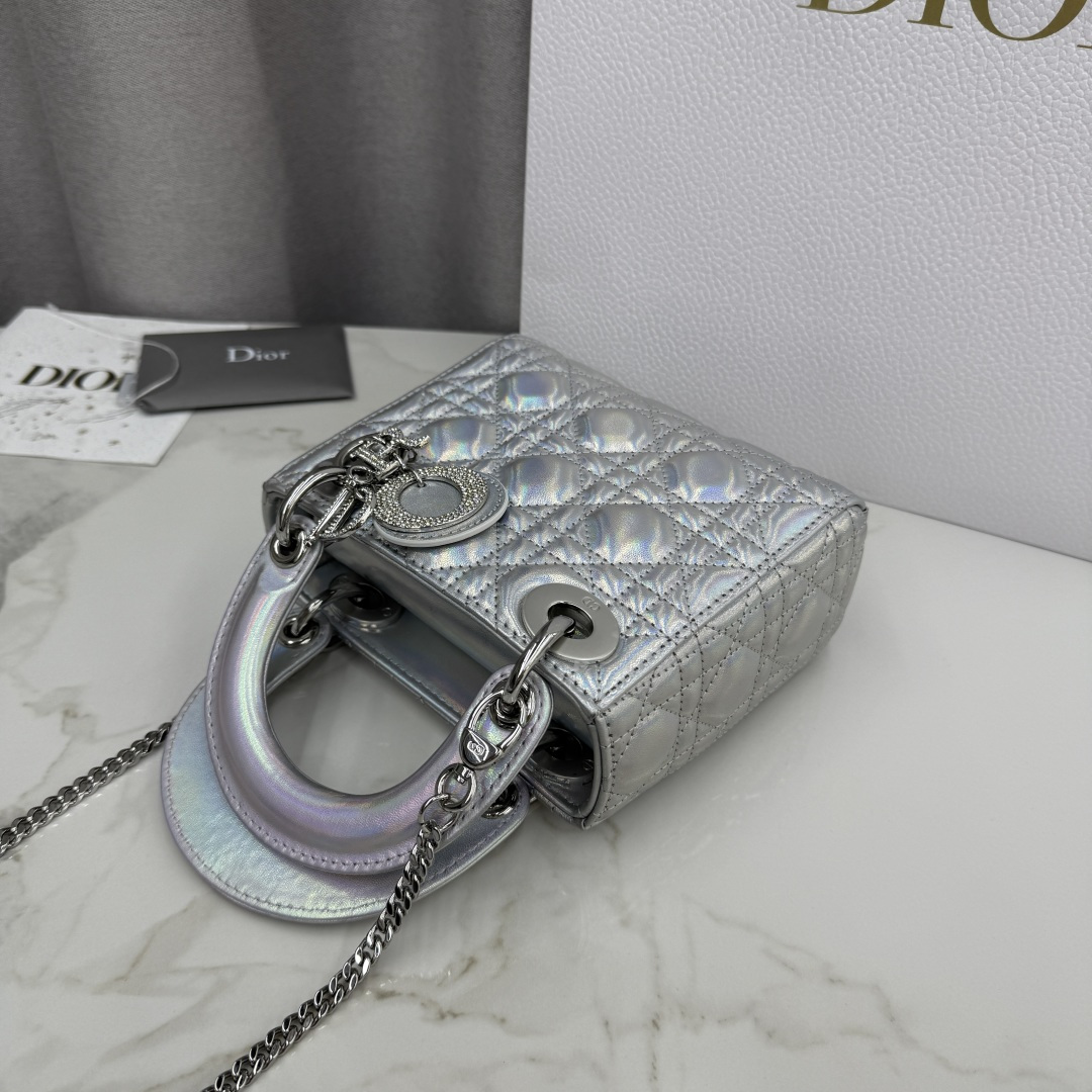 Dior高仿迷你Lady Dior銀色亮面女用手提包2026春夏新作| 12 Dior高仿迷你Lady Dior銀色亮面女用手提包2026春夏新作