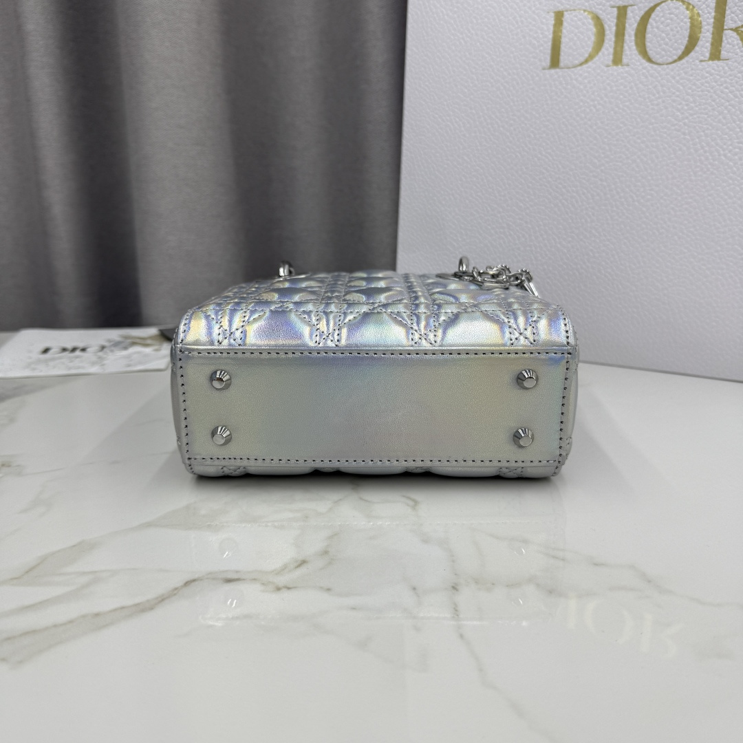 Dior高仿迷你Lady Dior銀色亮面女用手提包2026春夏新作| 10 Dior高仿迷你Lady Dior銀色亮面女用手提包2026春夏新作