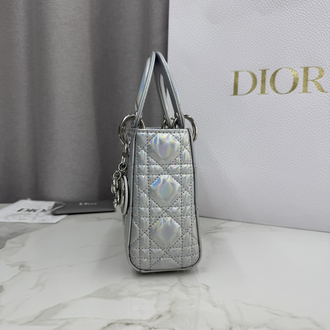 Dior高仿迷你Lady Dior銀色亮面女用手提包2026春夏新作| 9 Dior高仿迷你Lady Dior銀色亮面女用手提包2026春夏新作