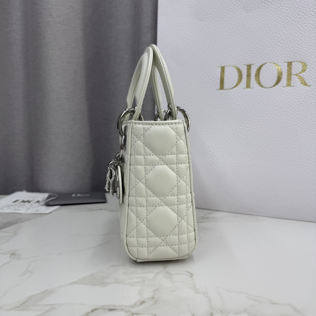 Dior一比一白色Lady Dior女用皮革小包氣質優雅實用推薦| 9 Dior一比一白色Lady Dior女用皮革小包氣質優雅實用推薦