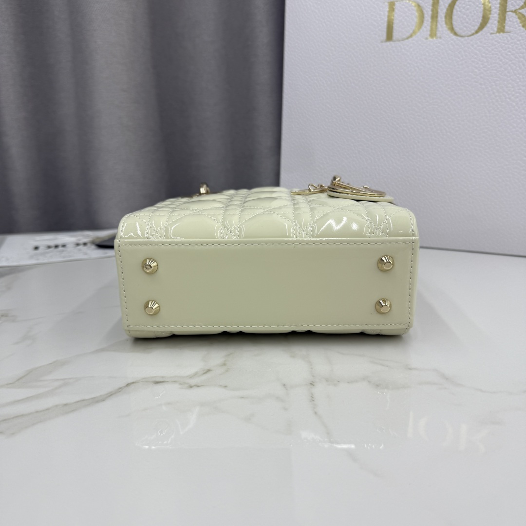 Dior高仿米杏色漆皮Lady Dior手提包女用精緻鏈條款式| 10 Dior高仿米杏色漆皮Lady Dior手提包女用精緻鏈條款式