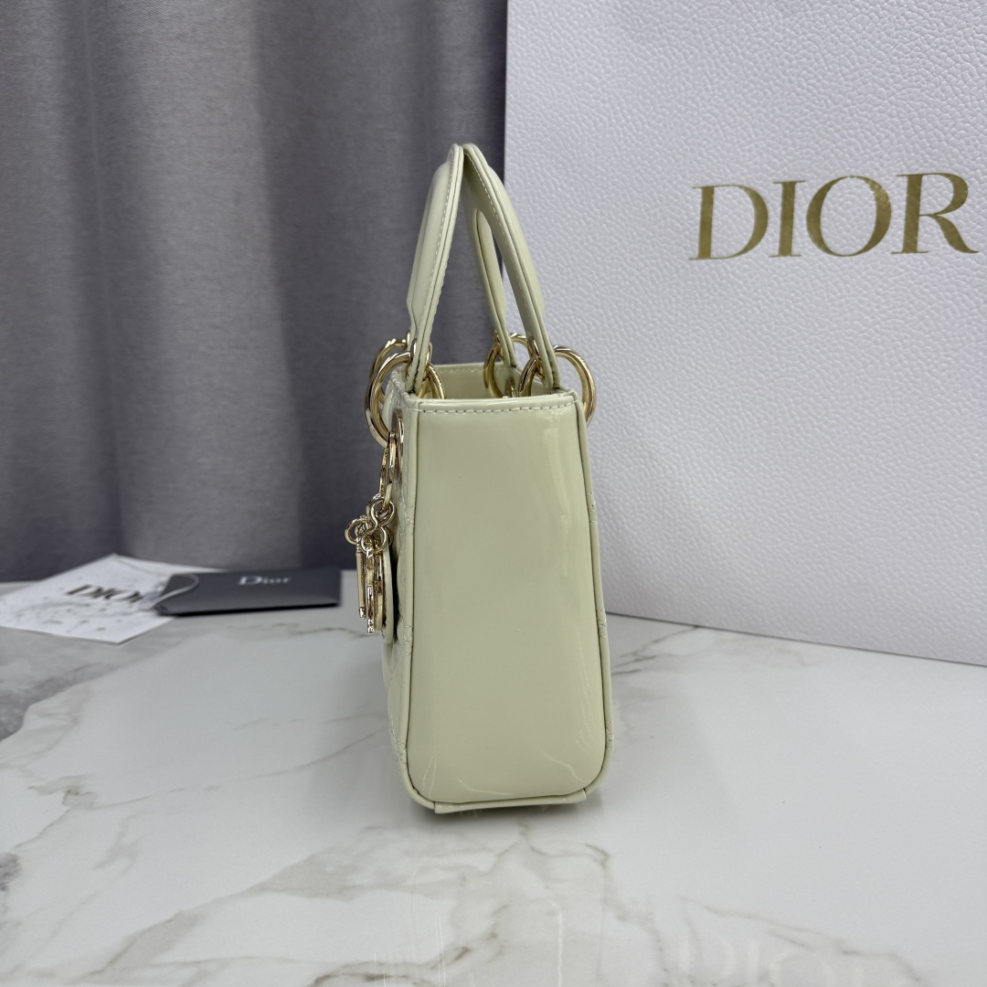Dior高仿米杏色漆皮Lady Dior手提包女用精緻鏈條款式| 9 Dior高仿米杏色漆皮Lady Dior手提包女用精緻鏈條款式