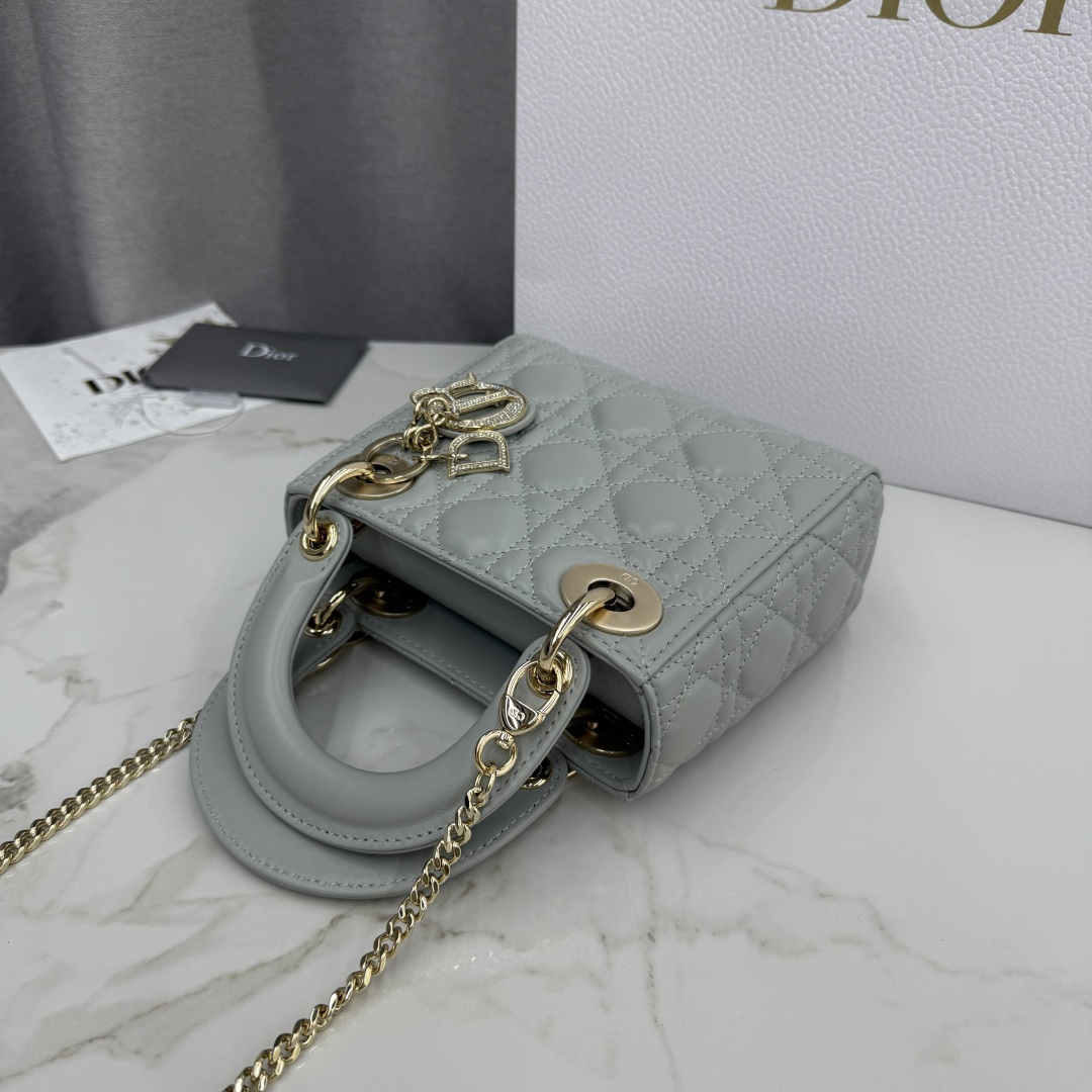 Dior高仿迷你戴妃包女款 冷灰色金屬鍊帶百搭通勤推薦款| 12 Dior高仿迷你戴妃包女款 冷灰色金屬鍊帶百搭通勤推薦款