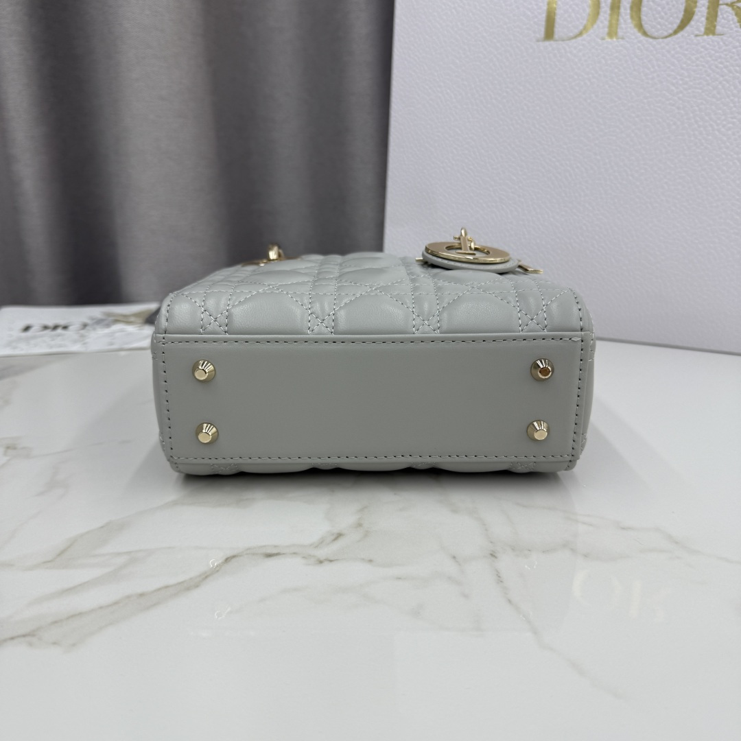 Dior高仿迷你戴妃包女款 冷灰色金屬鍊帶百搭通勤推薦款| 10 Dior高仿迷你戴妃包女款 冷灰色金屬鍊帶百搭通勤推薦款
