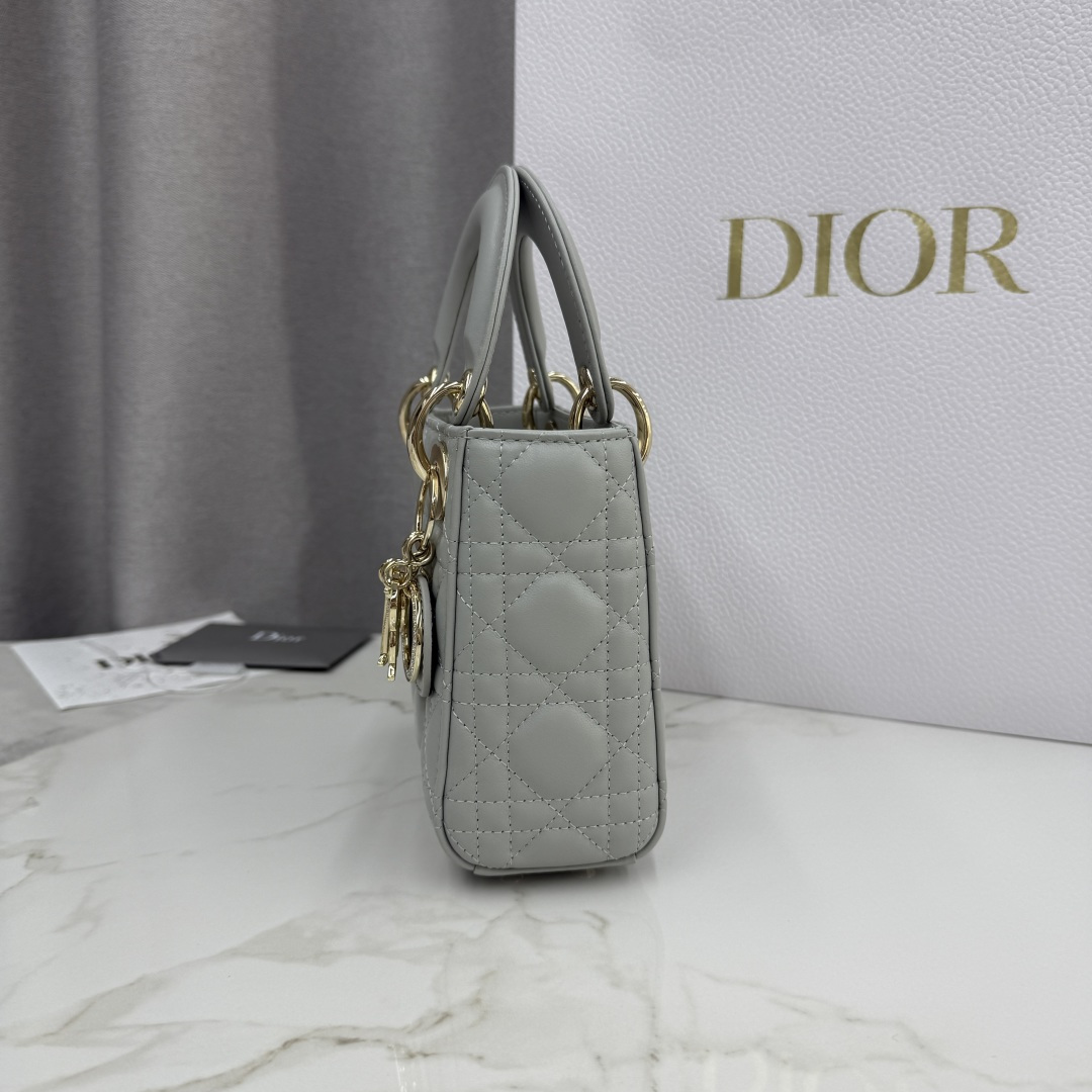 Dior高仿迷你戴妃包女款 冷灰色金屬鍊帶百搭通勤推薦款| 9 Dior高仿迷你戴妃包女款 冷灰色金屬鍊帶百搭通勤推薦款