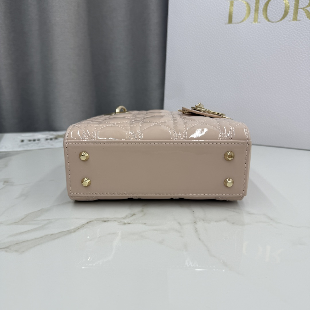 Dior一比一裸粉漆皮Lady Dior女包迷你款氣質輕奢設計| 11 Dior一比一裸粉漆皮Lady Dior女包迷你款氣質輕奢設計