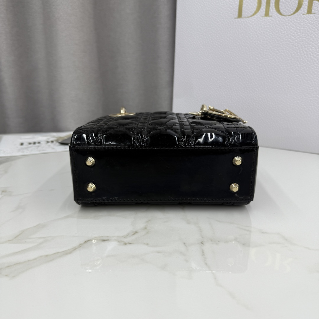 Dior高仿漆皮黑色Lady Dior手提包女款鏈條光澤感設計| 10 Dior高仿漆皮黑色Lady Dior手提包女款鏈條光澤感設計