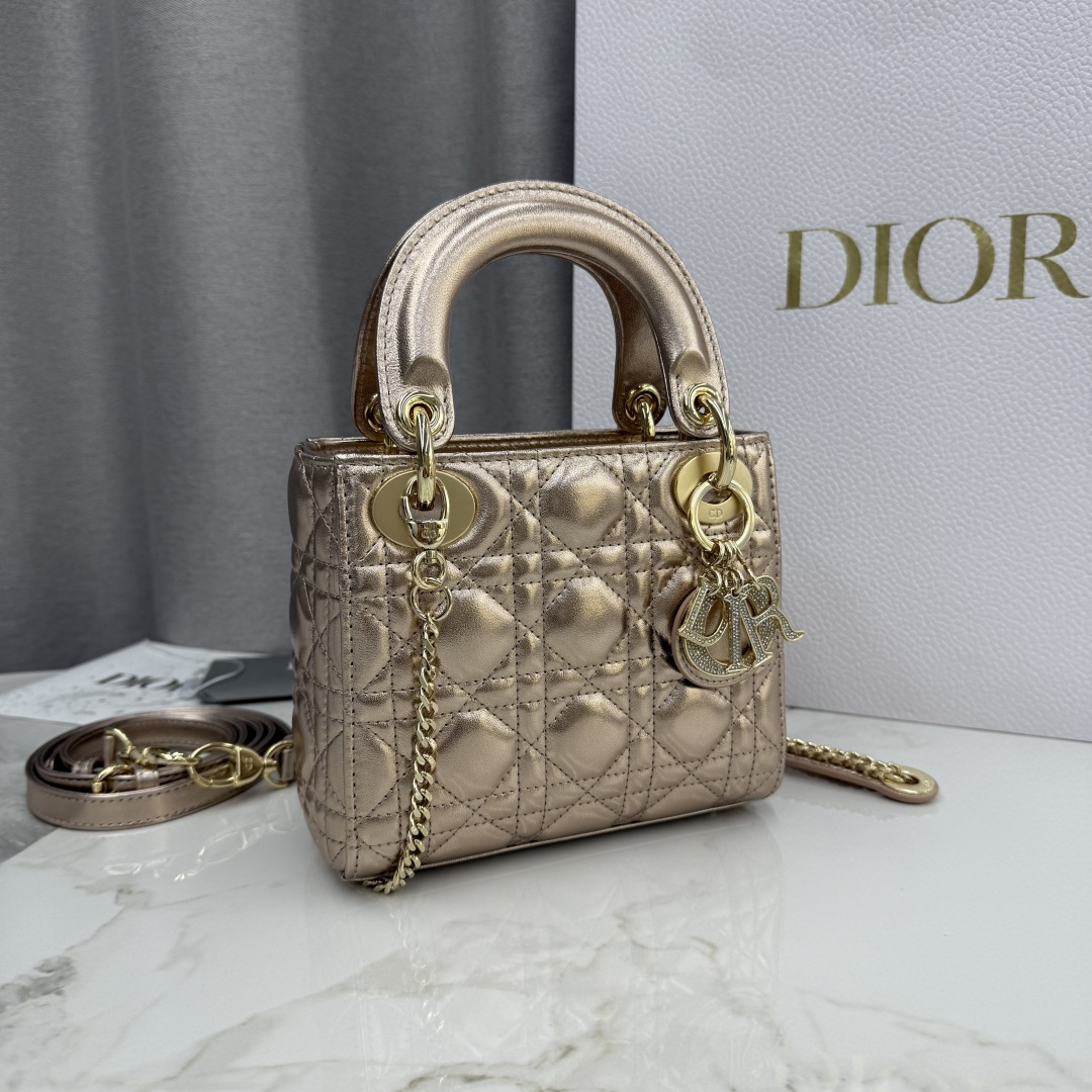 Dior高仿金屬光澤戴妃迷你包 女款亮面設計奢華吸睛| 14 Dior高仿金屬光澤戴妃迷你包 女款亮面設計奢華吸睛
