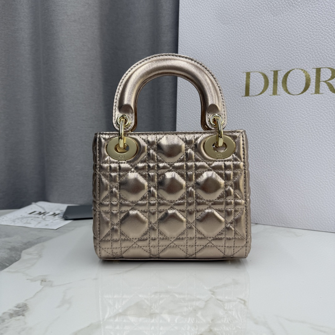 Dior高仿金屬光澤戴妃迷你包 女款亮面設計奢華吸睛| 13 Dior高仿金屬光澤戴妃迷你包 女款亮面設計奢華吸睛