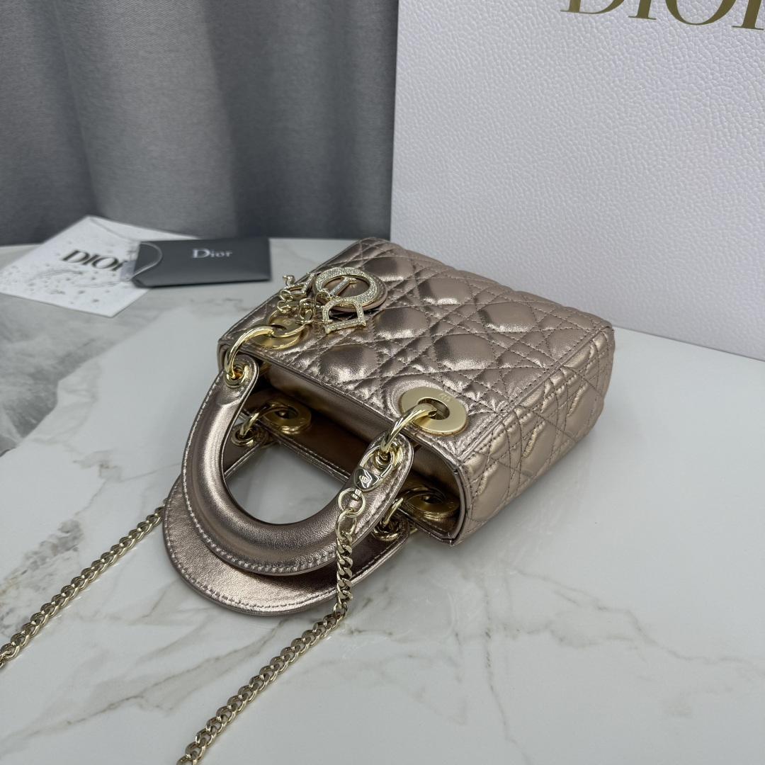 Dior高仿金屬光澤戴妃迷你包 女款亮面設計奢華吸睛| 12 Dior高仿金屬光澤戴妃迷你包 女款亮面設計奢華吸睛