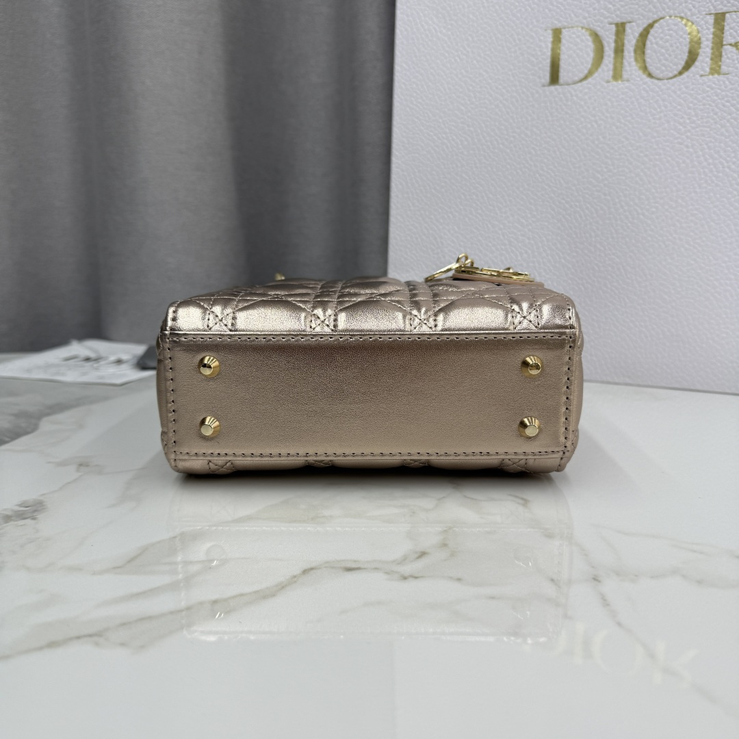 Dior高仿金屬光澤戴妃迷你包 女款亮面設計奢華吸睛| 10 Dior高仿金屬光澤戴妃迷你包 女款亮面設計奢華吸睛