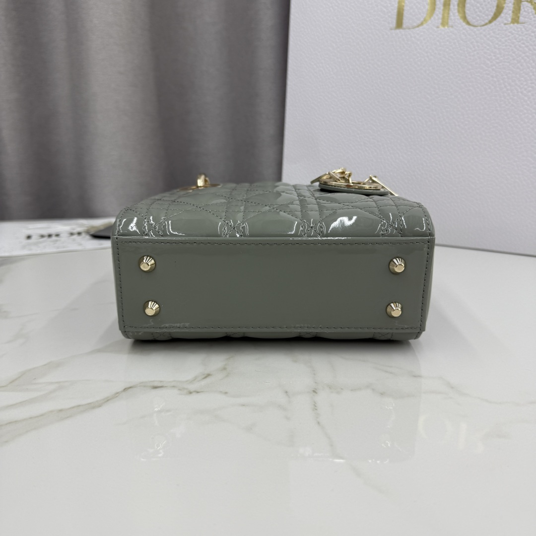 Dior高仿霧灰綠漆皮Lady Dior手提包鏈條女款冷淡風設計| 10 Dior高仿霧灰綠漆皮Lady Dior手提包鏈條女款冷淡風設計