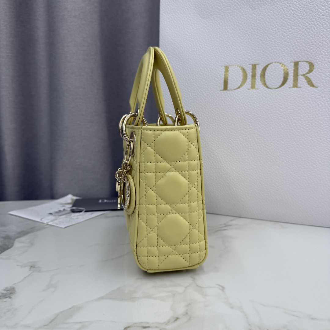 Dior原單黃色Lady Dior女包迷你款亮面設計清新亮眼| 9 Dior原單黃色Lady Dior女包迷你款亮面設計清新亮眼