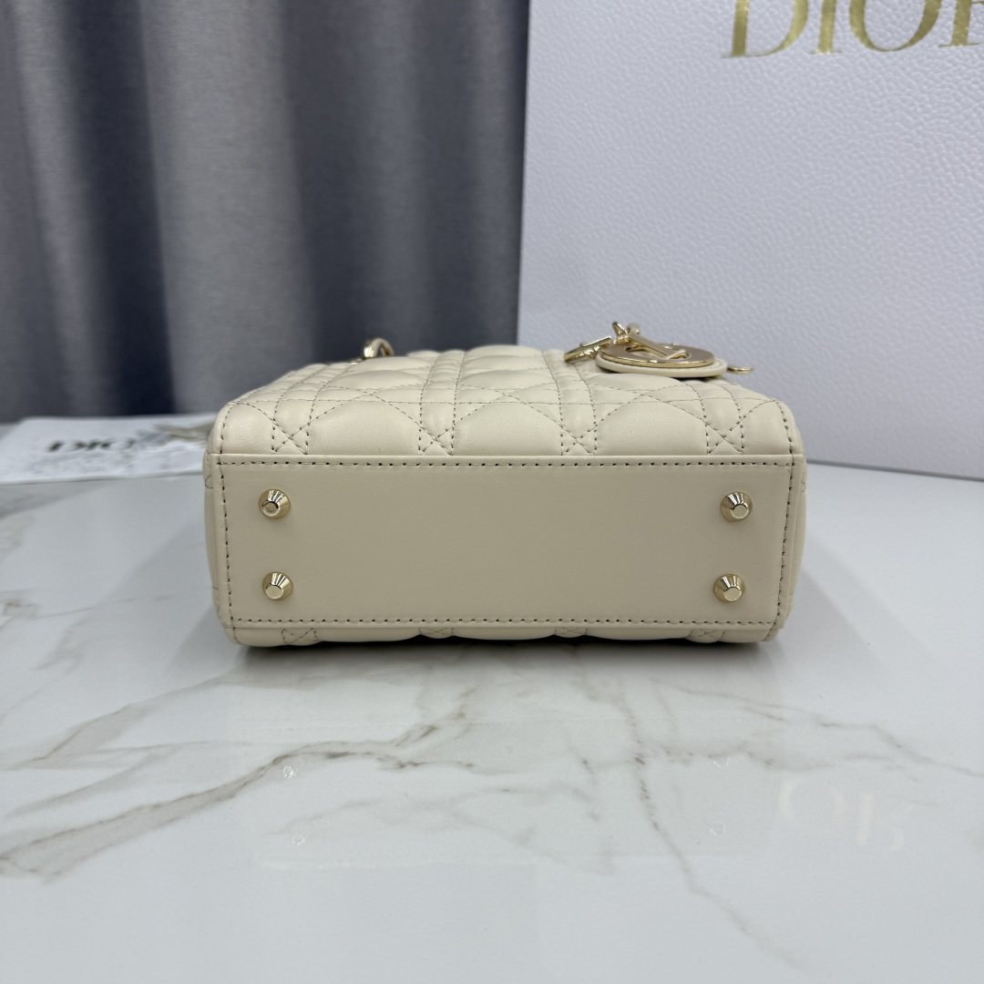 Dior一比一奶油白Lady Dior女用手提包鏈條小巧氣質款| 10 Dior一比一奶油白Lady Dior女用手提包鏈條小巧氣質款