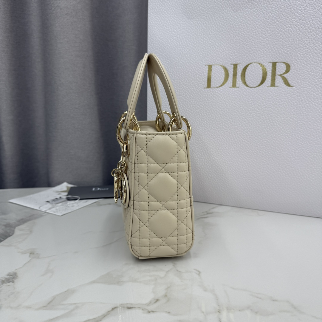 Dior一比一奶油白Lady Dior女用手提包鏈條小巧氣質款| 9 Dior一比一奶油白Lady Dior女用手提包鏈條小巧氣質款