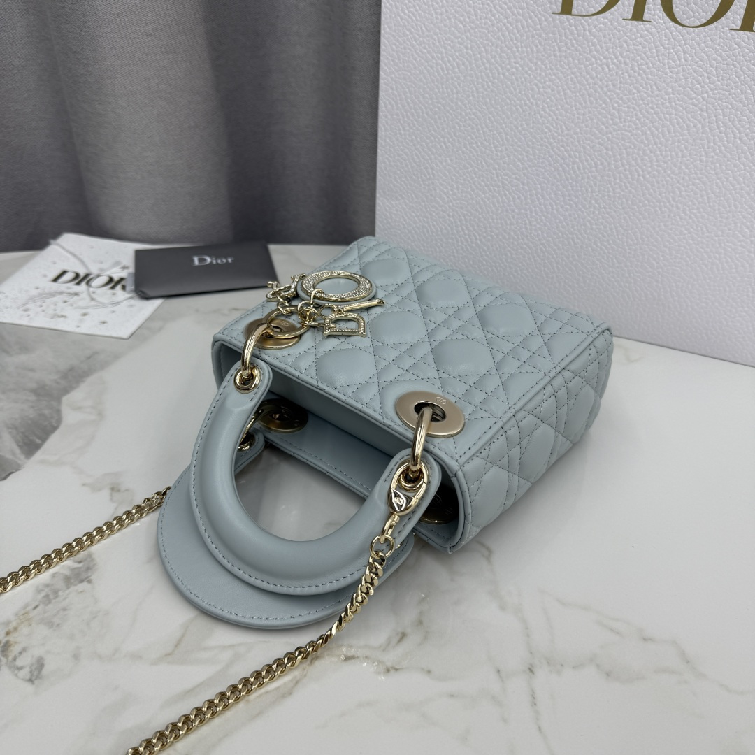Dior高仿湖水藍Lady Dior女用手提包氣質小款百搭設計| 12 Dior高仿湖水藍Lady Dior女用手提包氣質小款百搭設計