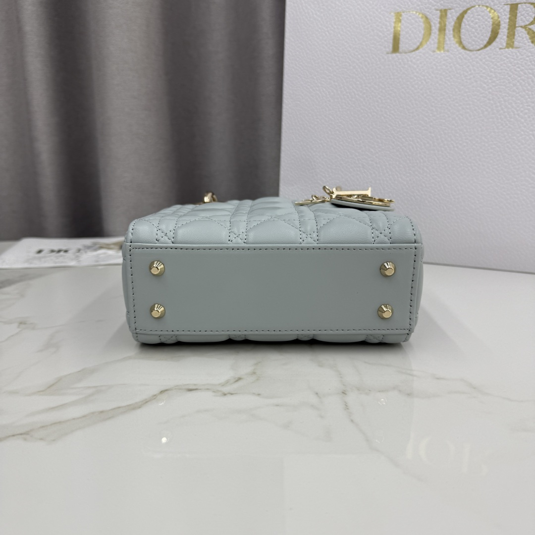 Dior高仿湖水藍Lady Dior女用手提包氣質小款百搭設計| 10 Dior高仿湖水藍Lady Dior女用手提包氣質小款百搭設計