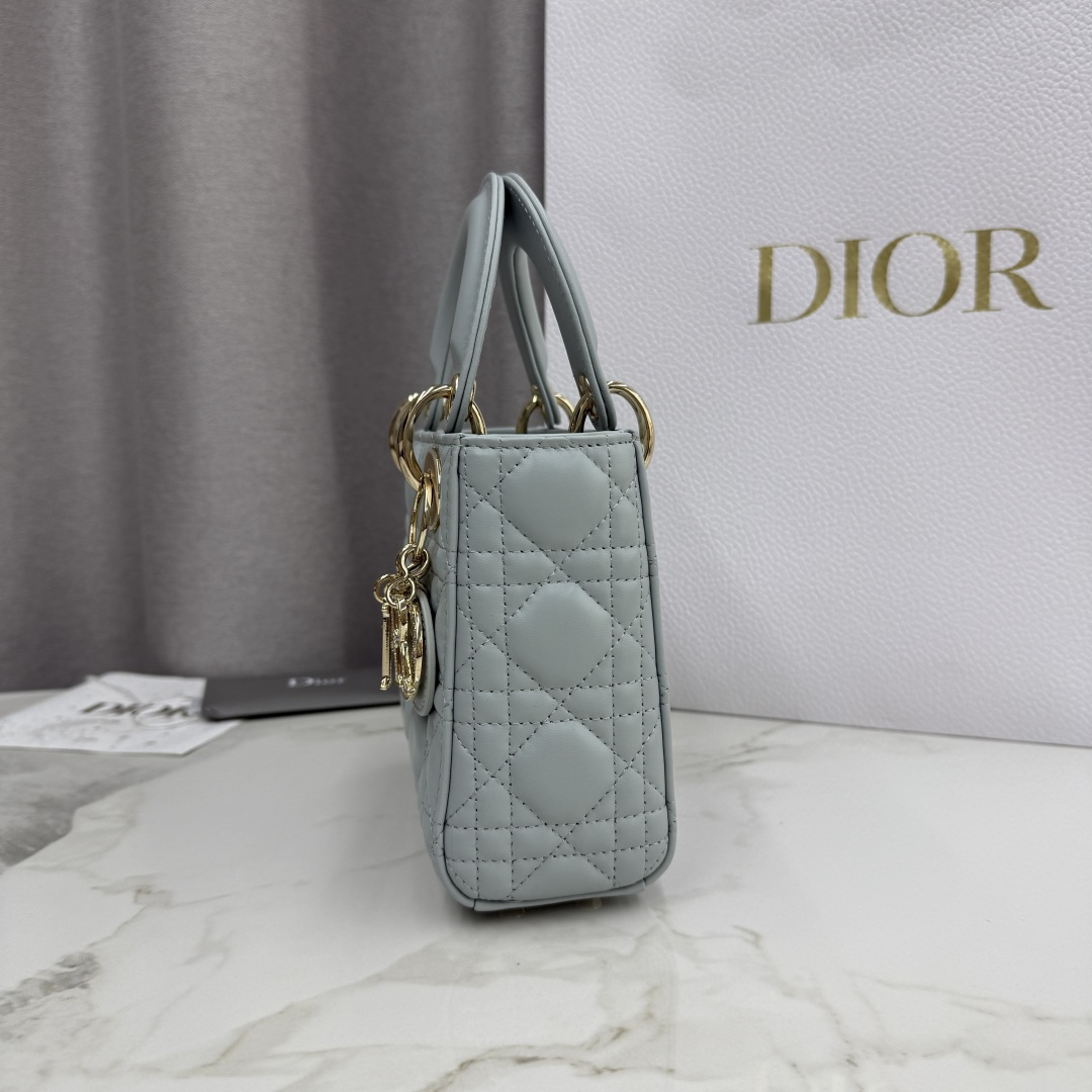 Dior高仿湖水藍Lady Dior女用手提包氣質小款百搭設計| 9 Dior高仿湖水藍Lady Dior女用手提包氣質小款百搭設計