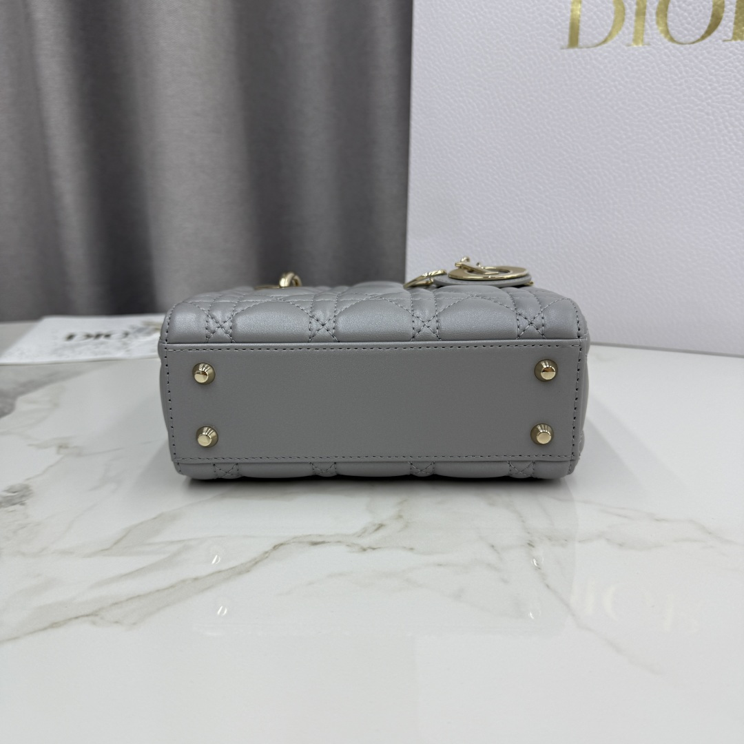 Dior高仿霧灰Lady Dior女包小款實用設計百搭質感風格| 10 Dior高仿霧灰Lady Dior女包小款實用設計百搭質感風格