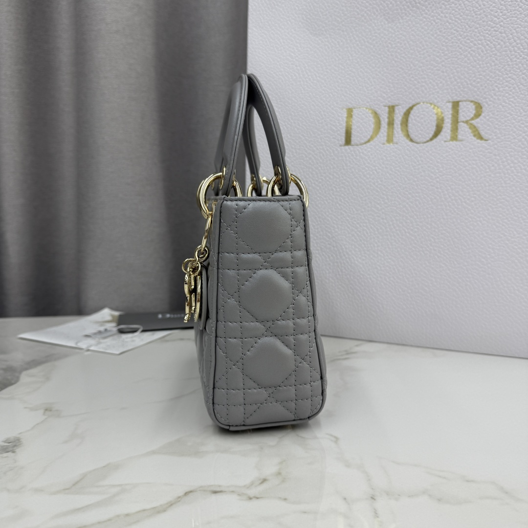 Dior高仿霧灰Lady Dior女包小款實用設計百搭質感風格| 9 Dior高仿霧灰Lady Dior女包小款實用設計百搭質感風格