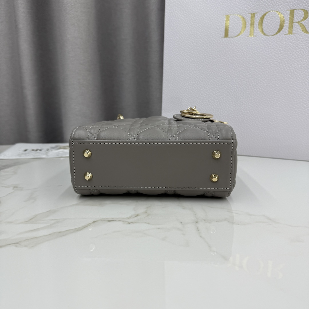 Dior原單深灰Lady Dior女用小包霧面質感都會氣息設計| 10 Dior原單深灰Lady Dior女用小包霧面質感都會氣息設計