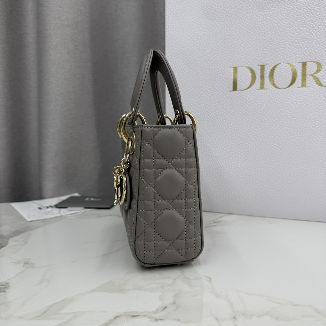 Dior原單深灰Lady Dior女用小包霧面質感都會氣息設計| 9 Dior原單深灰Lady Dior女用小包霧面質感都會氣息設計