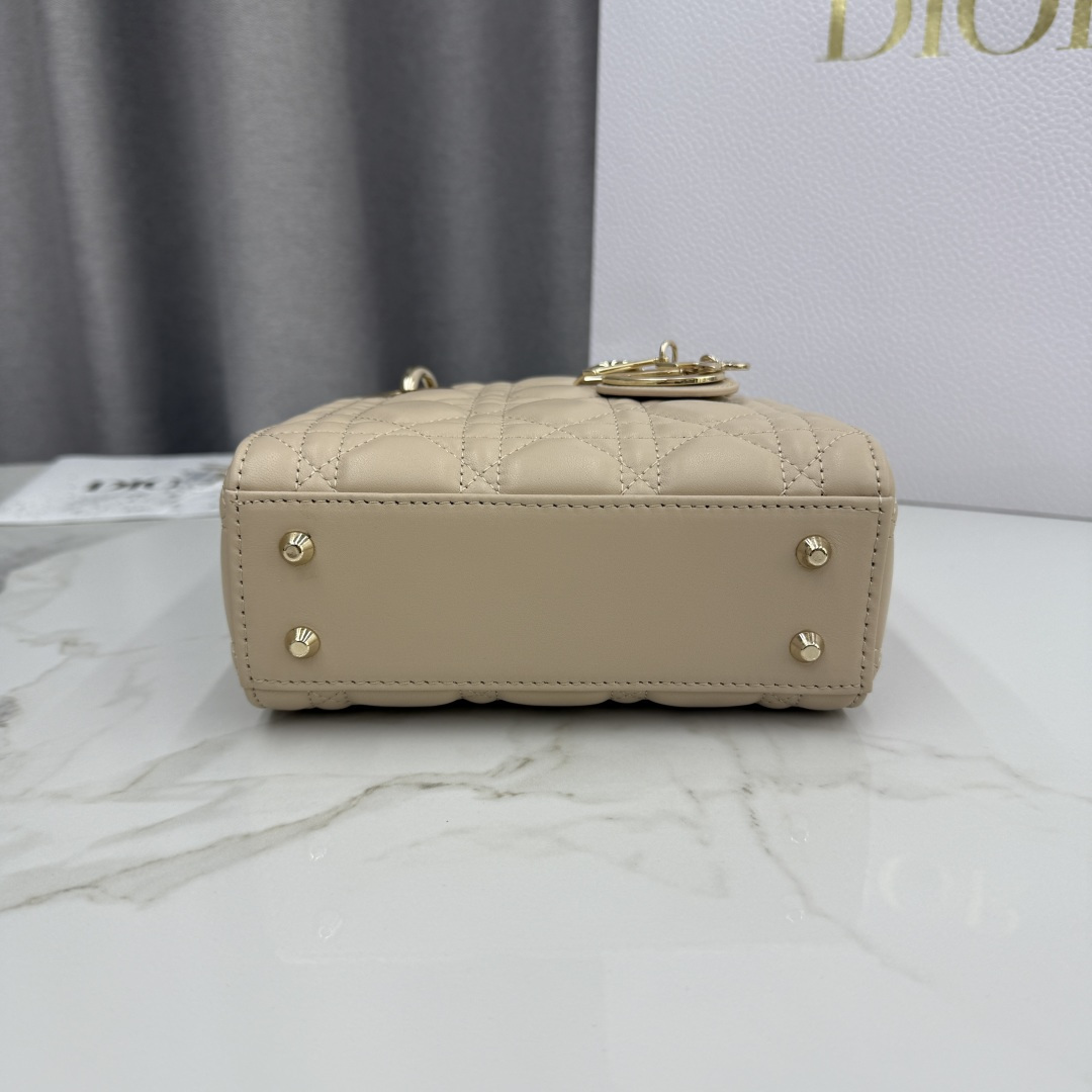 Dior高仿裸杏Lady Dior女用手提包百搭色人氣實穿推薦| 10 Dior高仿裸杏Lady Dior女用手提包百搭色人氣實穿推薦