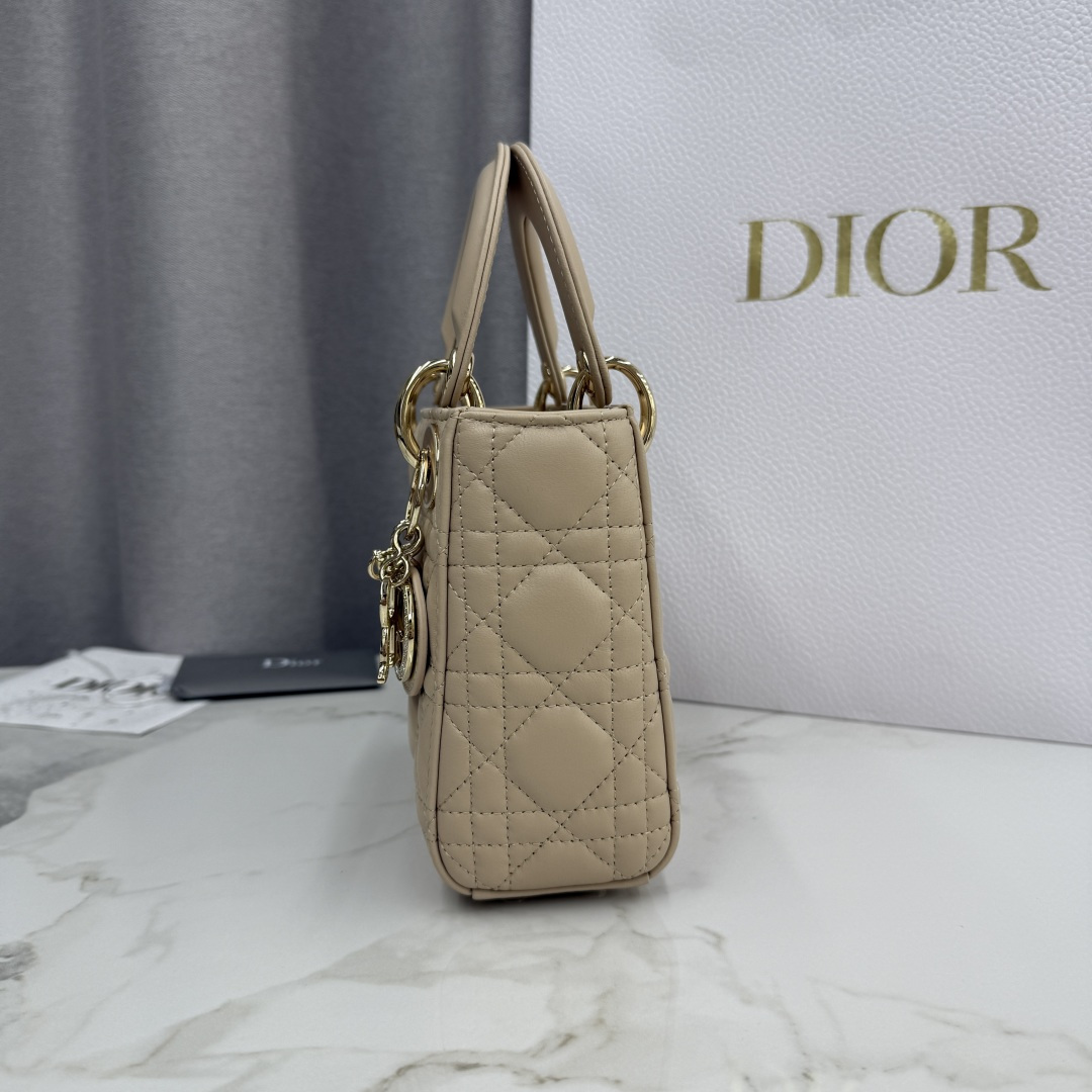 Dior高仿裸杏Lady Dior女用手提包百搭色人氣實穿推薦| 9 Dior高仿裸杏Lady Dior女用手提包百搭色人氣實穿推薦
