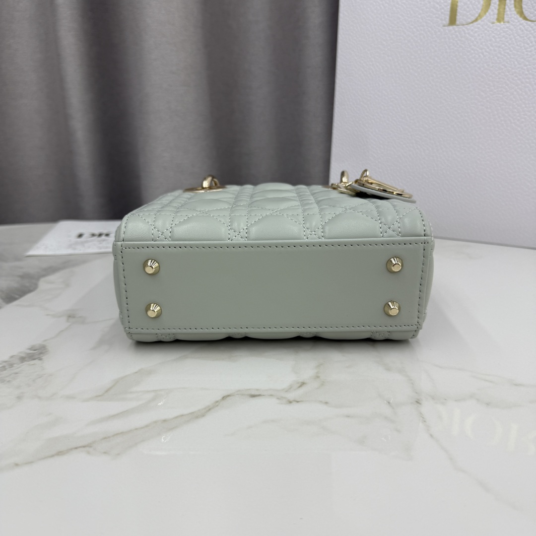 DiorA貨迷你戴妃包 女款薄荷綠色清新風格設計| 10 DiorA貨迷你戴妃包 女款薄荷綠色清新風格設計