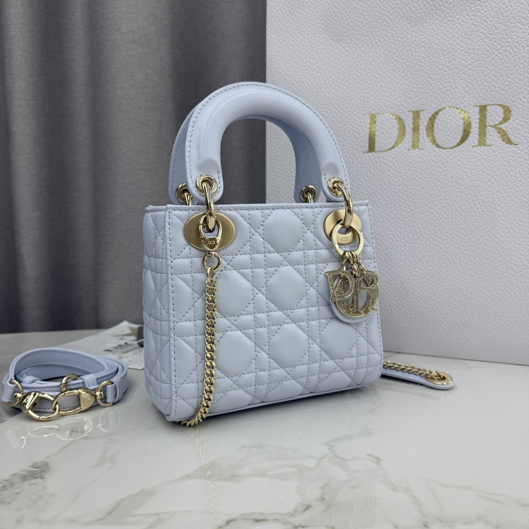 Dior高仿戴妃迷你包 女款天空藍亮面設計感滿分| 14 Dior高仿戴妃迷你包 女款天空藍亮面設計感滿分