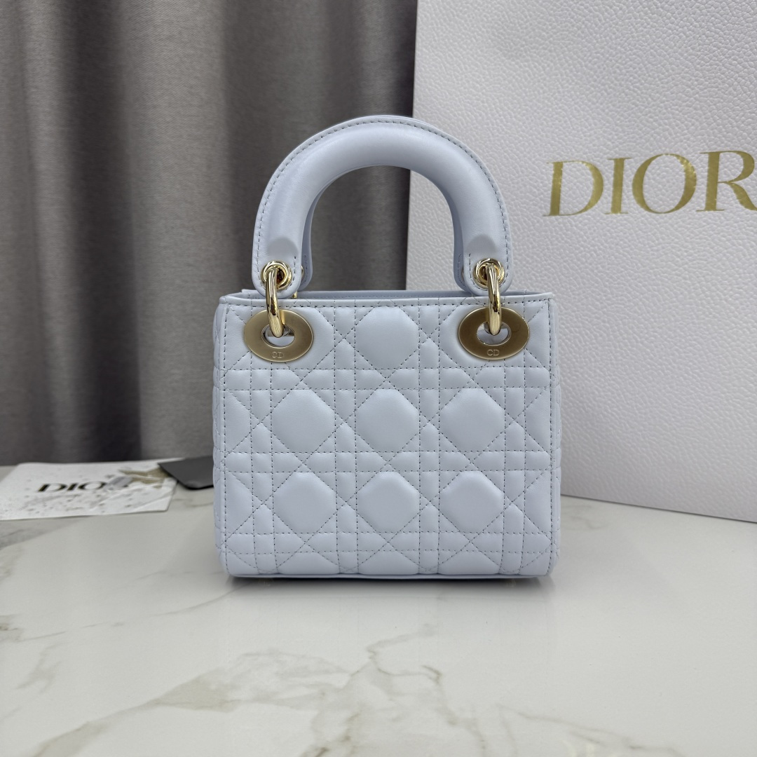 Dior高仿戴妃迷你包 女款天空藍亮面設計感滿分| 13 Dior高仿戴妃迷你包 女款天空藍亮面設計感滿分