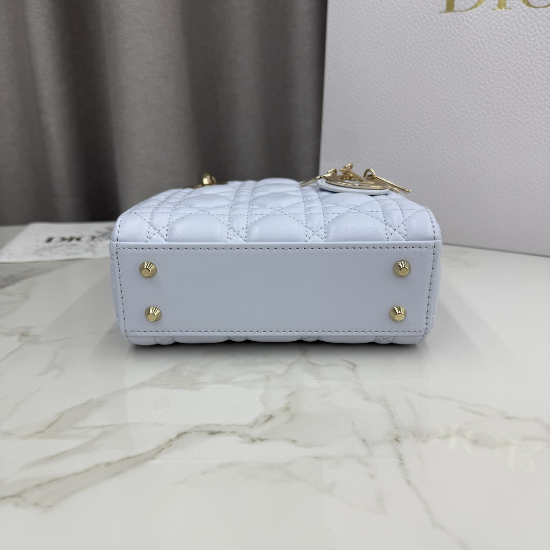 Dior高仿戴妃迷你包 女款天空藍亮面設計感滿分| 10 Dior高仿戴妃迷你包 女款天空藍亮面設計感滿分