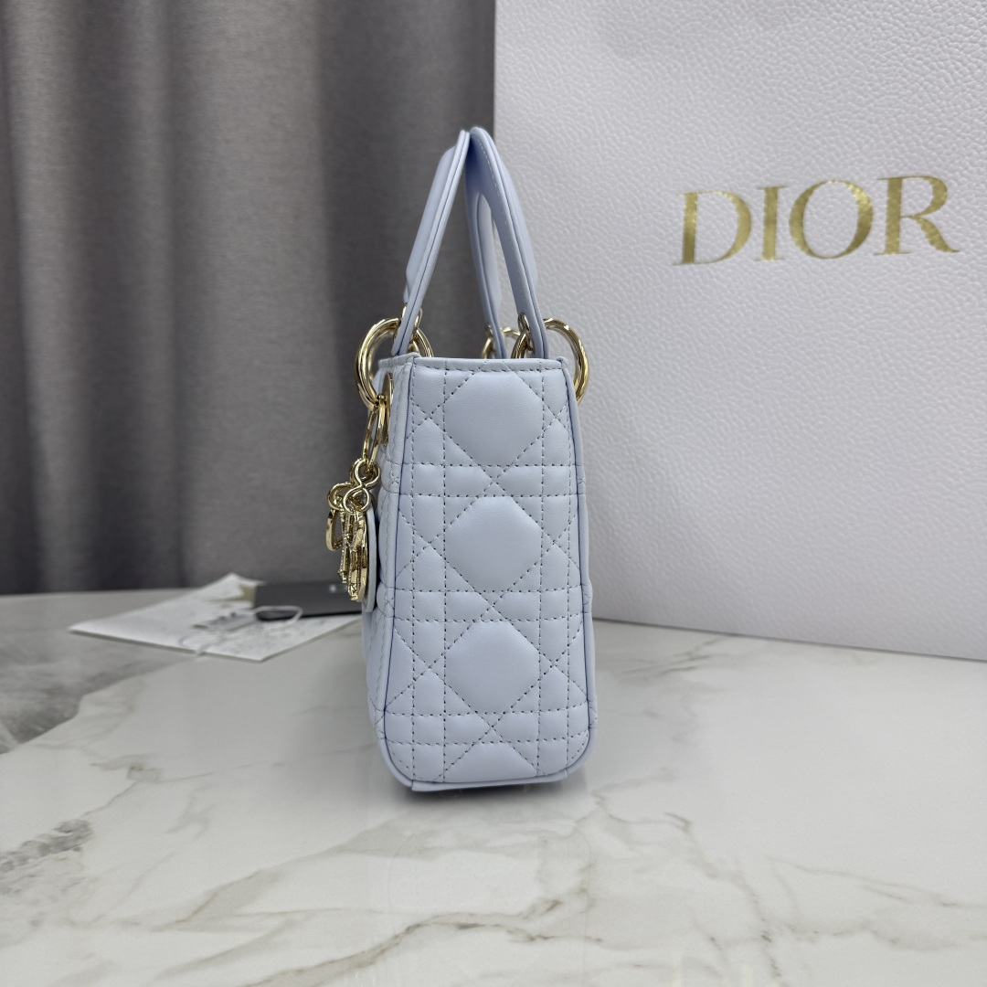 Dior高仿戴妃迷你包 女款天空藍亮面設計感滿分| 9 Dior高仿戴妃迷你包 女款天空藍亮面設計感滿分