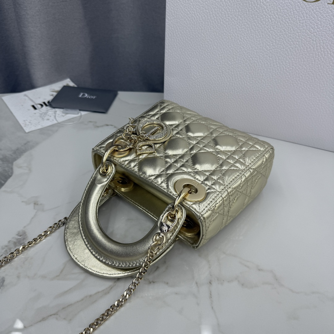 Dior原單金色戴妃迷你包 女款亮面皮革閃耀登場| 12 Dior原單金色戴妃迷你包 女款亮面皮革閃耀登場