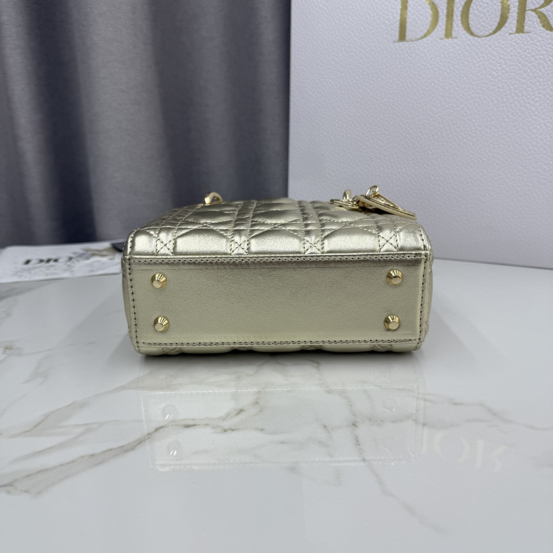Dior原單金色戴妃迷你包 女款亮面皮革閃耀登場| 10 Dior原單金色戴妃迷你包 女款亮面皮革閃耀登場
