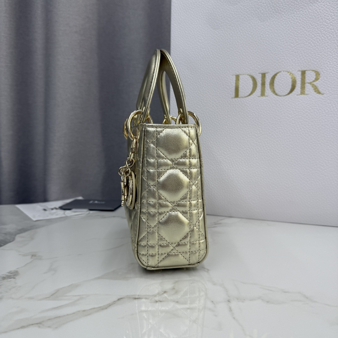 Dior原單金色戴妃迷你包 女款亮面皮革閃耀登場| 9 Dior原單金色戴妃迷你包 女款亮面皮革閃耀登場