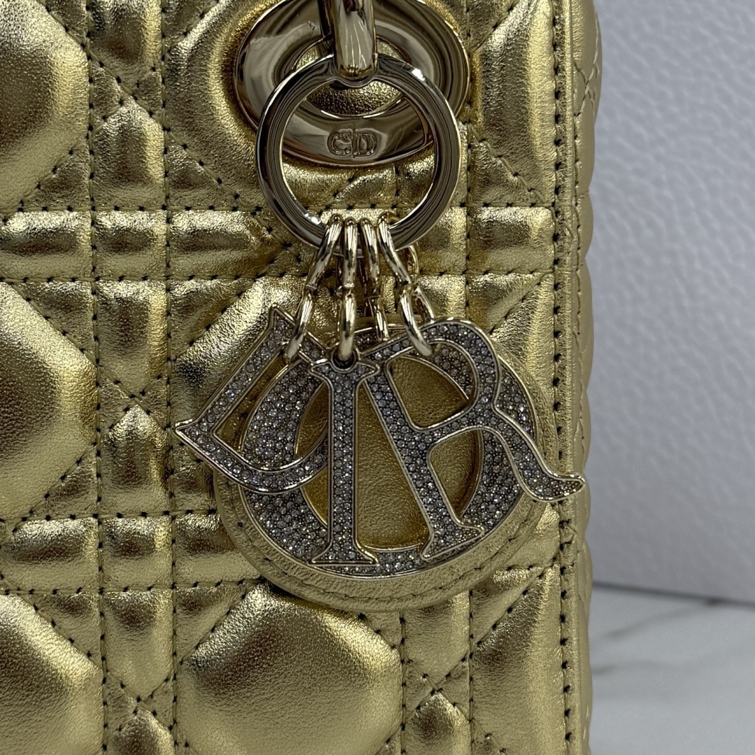 DiorA貨金色戴妃迷你包 女款閃耀金光皮革派對造型包| 11 DiorA貨金色戴妃迷你包 女款閃耀金光皮革派對造型包