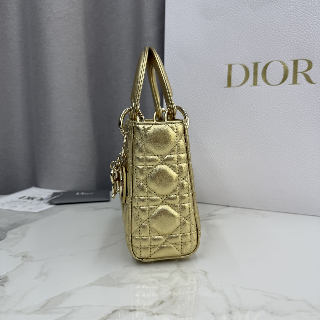 DiorA貨金色戴妃迷你包 女款閃耀金光皮革派對造型包| 9 DiorA貨金色戴妃迷你包 女款閃耀金光皮革派對造型包