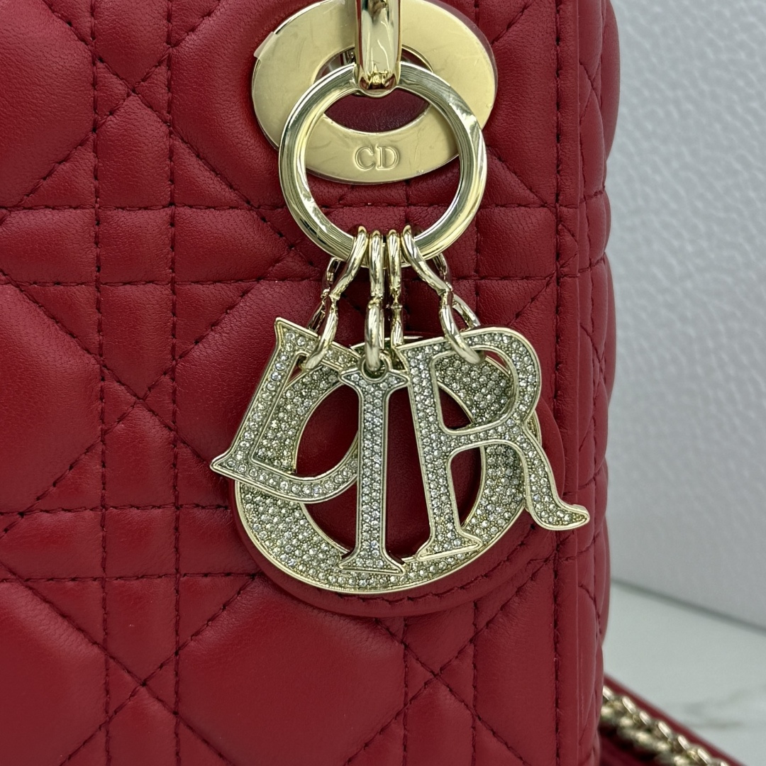 Dior高仿紅色戴妃迷你包 女款亮面設計熱情吸睛款| 11 Dior高仿紅色戴妃迷你包 女款亮面設計熱情吸睛款