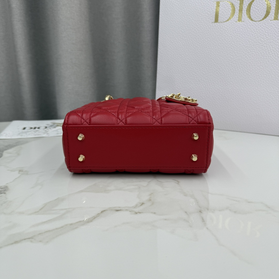 Dior高仿紅色戴妃迷你包 女款亮面設計熱情吸睛款| 10 Dior高仿紅色戴妃迷你包 女款亮面設計熱情吸睛款